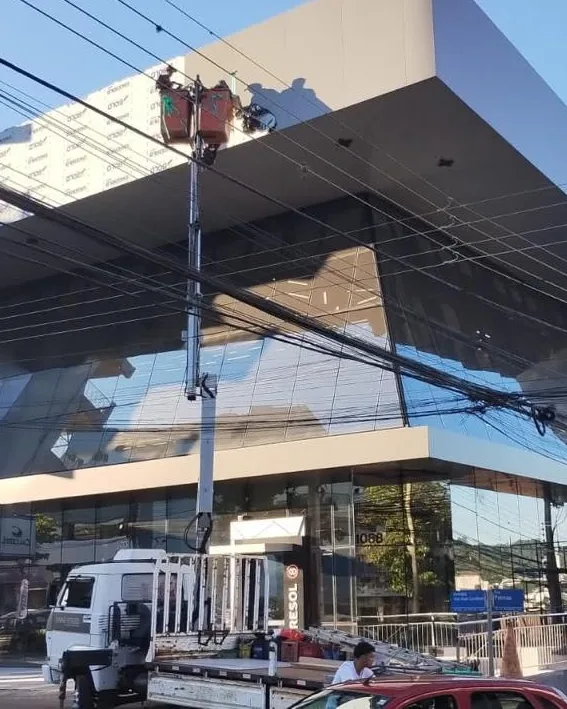 Instalação com Munck na fachada da Cresol