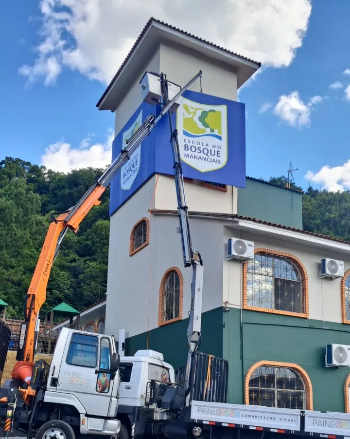 Instalação com Munck da placa da Escola do Bosque Mananciais